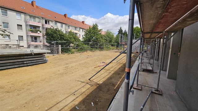 Baufeld entlang der Nachbarbebauung