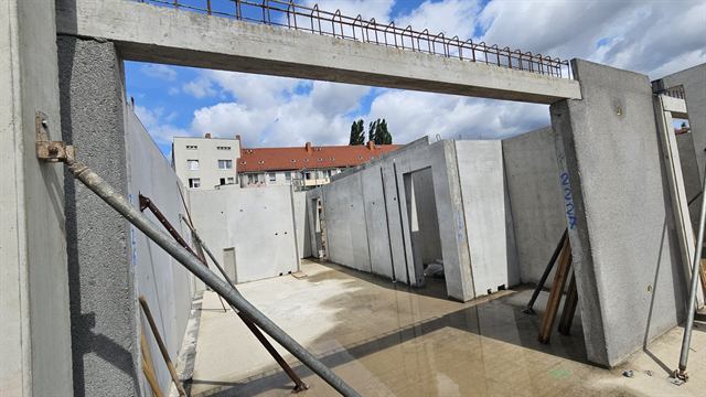 Fertigteilwände im Erdgeschoss